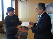 写真家、バハーン氏の息女、厚真町に寄付.jpg